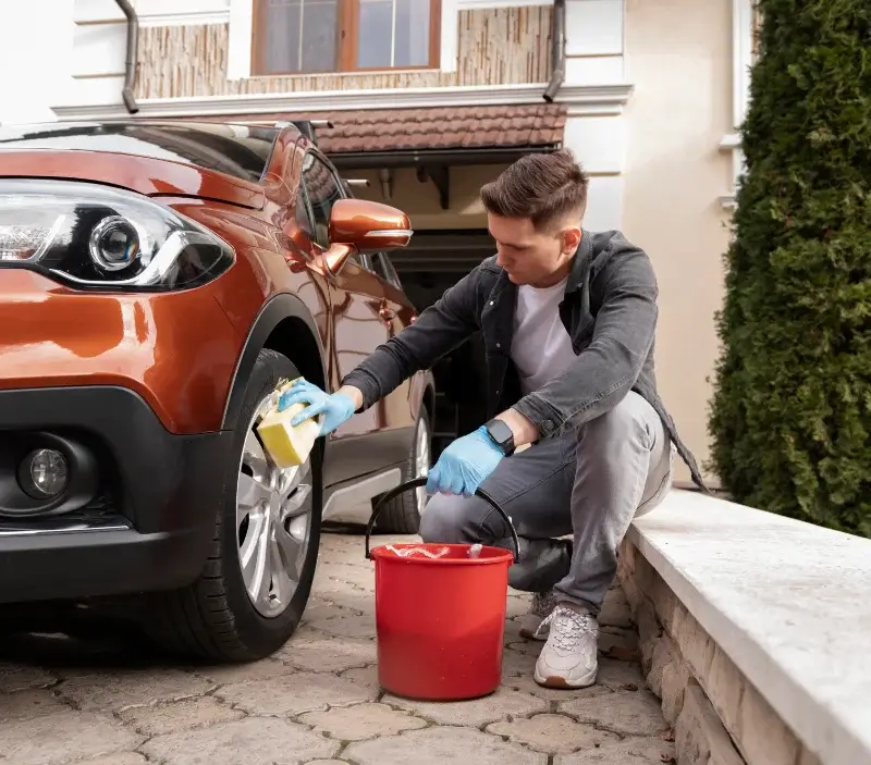 Lavage auto à domicile Vannes : professionnel intervenant sur un véhicule